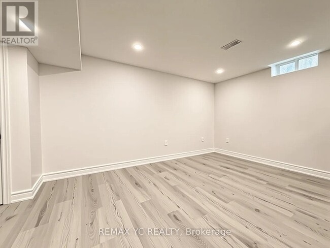 Photo - 402 Handley Crescent