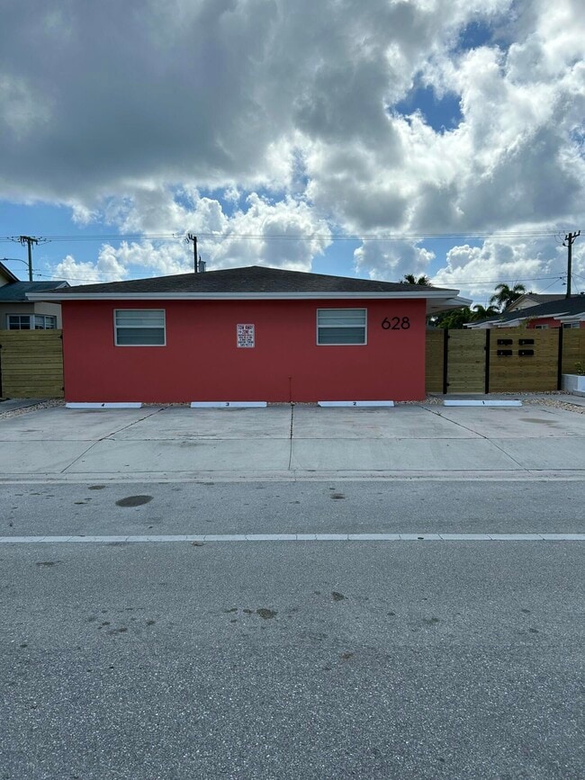 Building Photo - 628 N M St