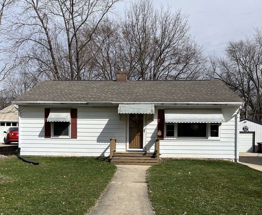 Photo - 215 Vale Ave N