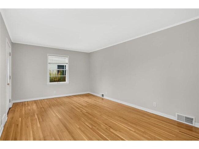 Photo - 2336 Ives Ln N