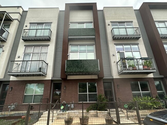 Building Photo - Townhome in Downtown San Antonio, next to The Pearl and the Newell St. Riverwalk Entrance