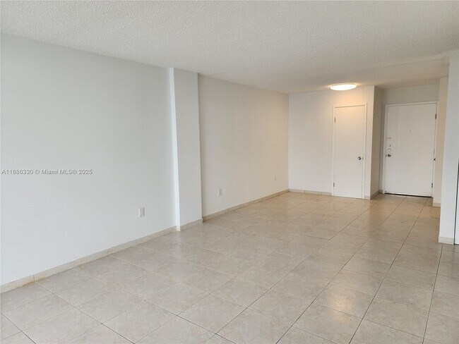 Photo - 2841 NE 163rd St Unidad 805