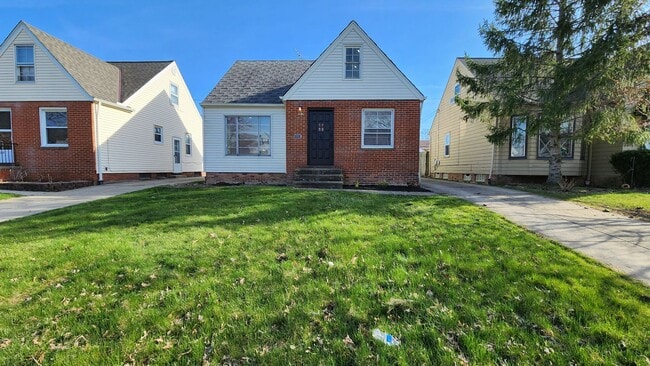Building Photo - 3 Bedroom 2 Bathroom House