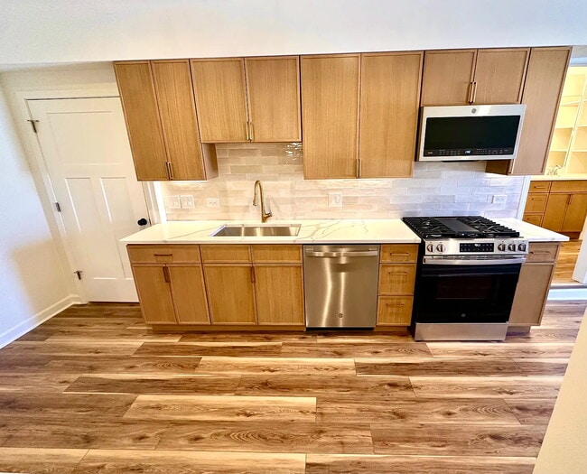 Brand New Appliances Under Cabinet Lighting - 11019 E Woodstock St Unit Hawley Penthouse