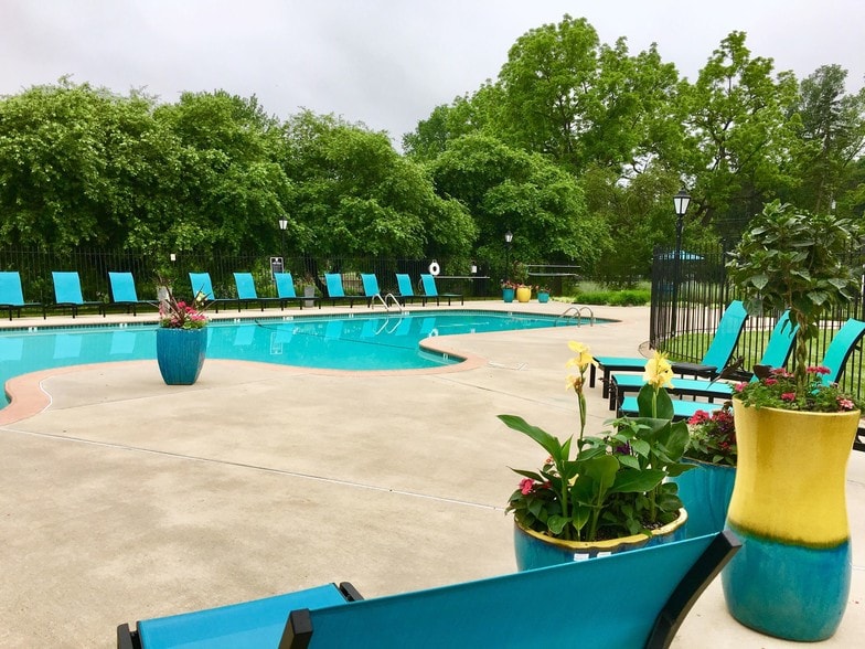 Community Pool & Sun Deck!