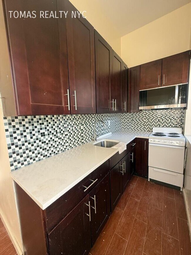 Photo - 712 E 214th St