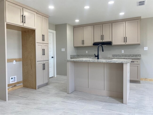 Photo - 6528 Adenia Loop