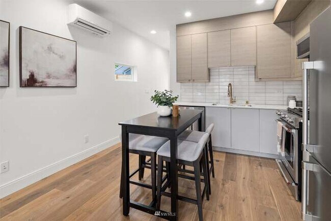 Photo - 4758 Green Lake Way N