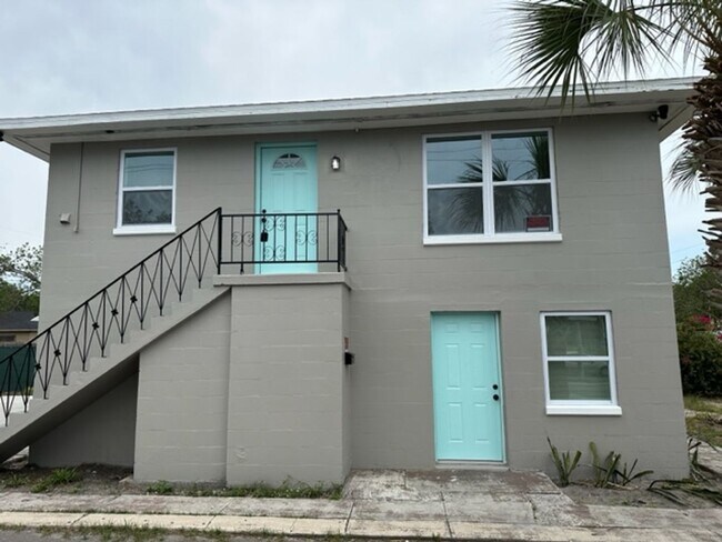 1110 16th St S Unit 1110 16th St. S, Apt. B (Upstairs)