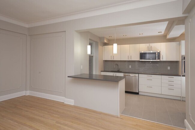 Building Photo - 4557 Rue Sherbrooke O Unit 406
