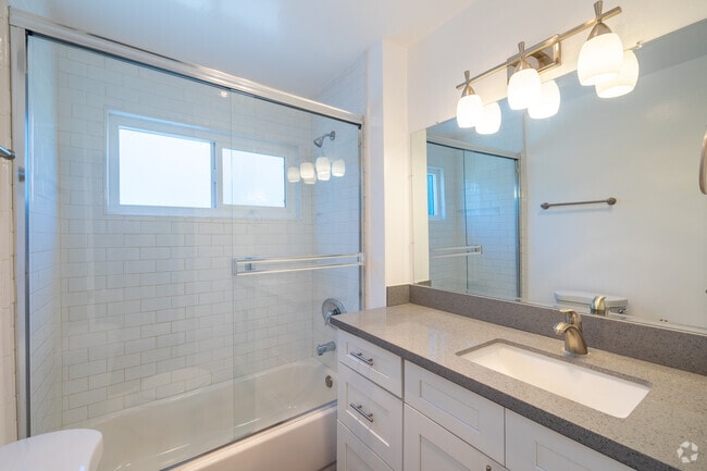 2BR, 2BA - 1,100SF - Bathroom