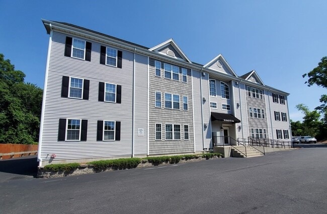 Building Photo - 70 Oak St Ext Unit 3E