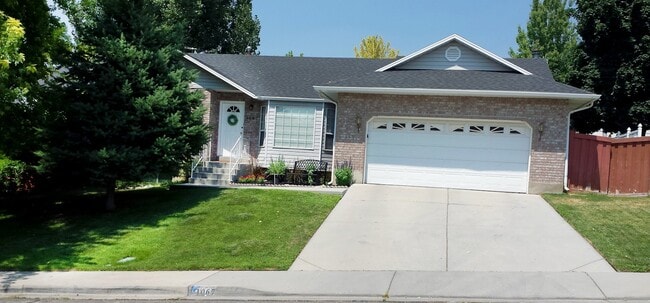 Building Photo - 1067 E 100 S St