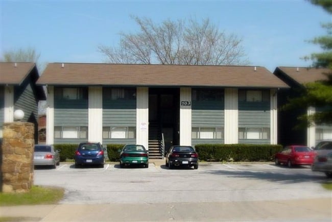 Stonegate Apartments - 703 S Wall Street - Meadow Ridge Townhomes Unit 8A