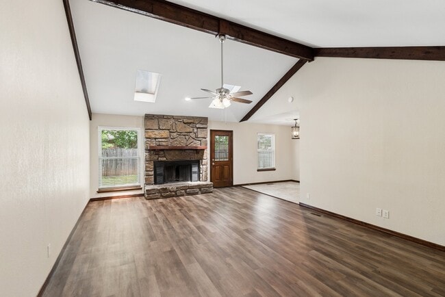 Photo - 187 W L St