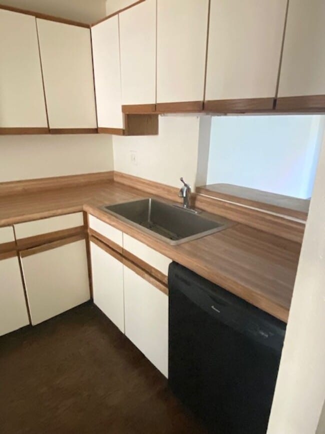 Photo - 2 BEDROOM CONDO BY UNT
