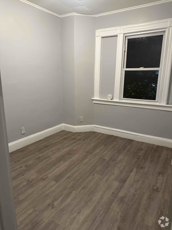 Building Photo - 658 E 28th St Rental