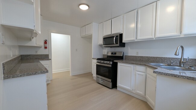 Kitchen toward Hallway - 1261 S Plymouth Blvd Apartments Unit 1261 S Plymouth