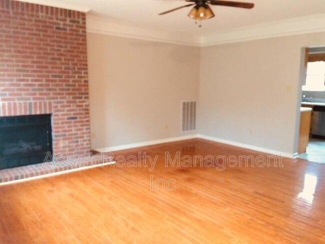 Photo - 203 Sweetgum Ln