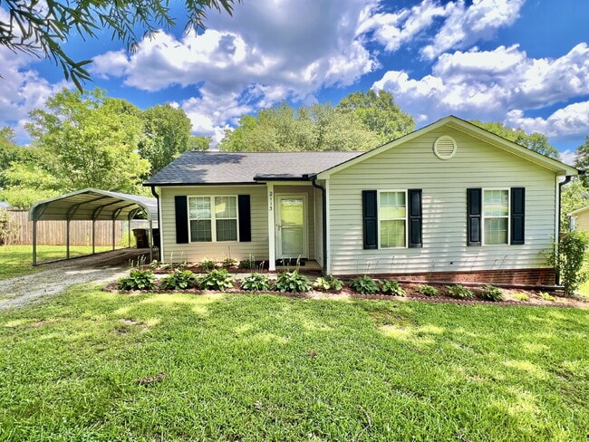 Building Photo - CONVENIENT LOCATION with fenced back yard