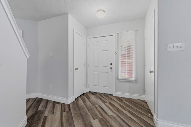 Photo - 1427 Hade Falls Ln