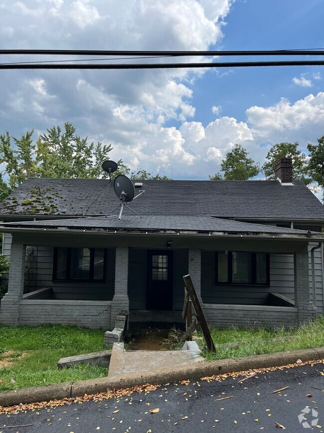 Building Photo - Two Bedroom House