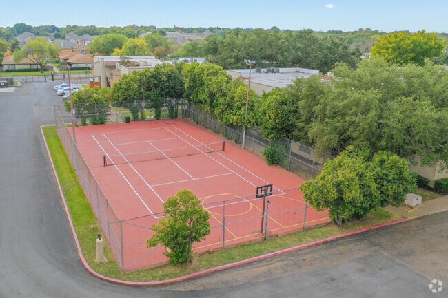 Outdoor basketball court at Madeira Apartments in Waco – play and stay active. - Madeira Apartments