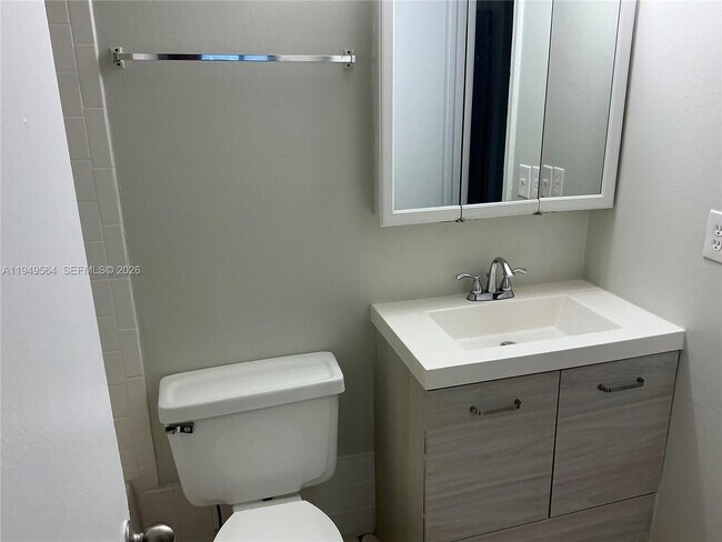 Building Photo - 206 NE 3rd St Unit 5