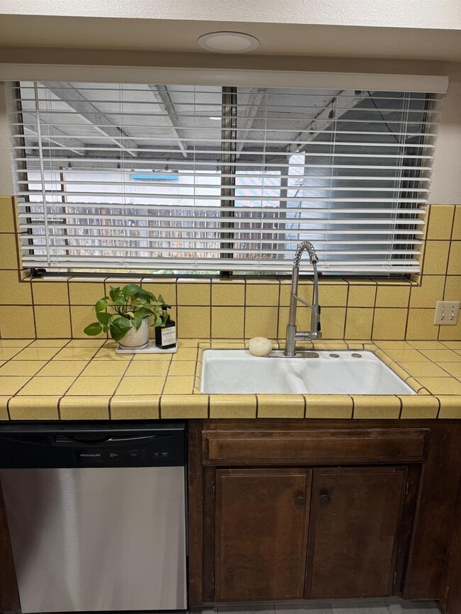 Photo - 497 E North Way