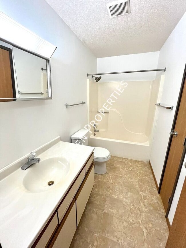 Photo - 901 Syracuse Ave Unit 13