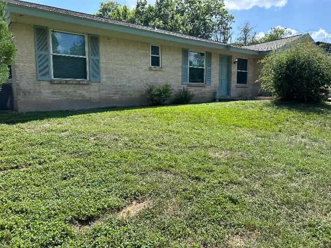 Photo - 1103 Floradale Dr House