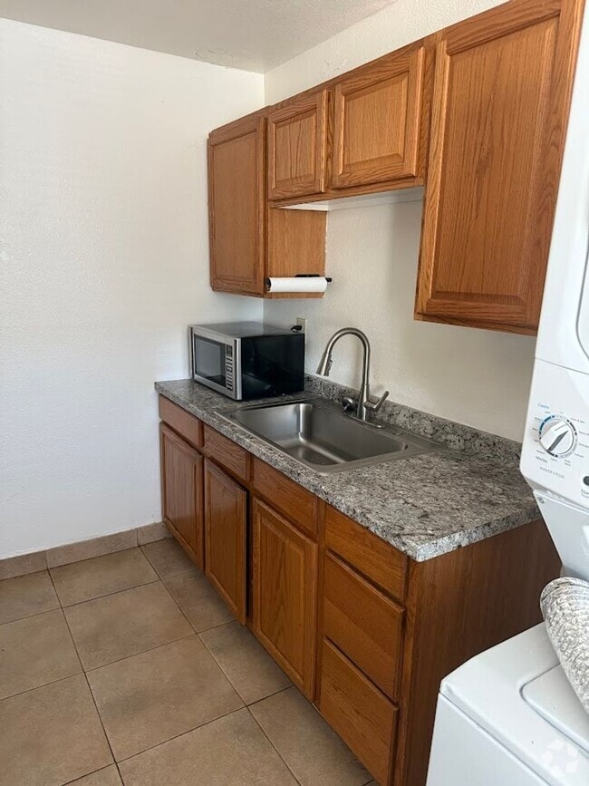 Building Photo - Updated 2 Bed/ 1 Bath Rental