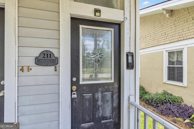 Photo - 211 Broad St