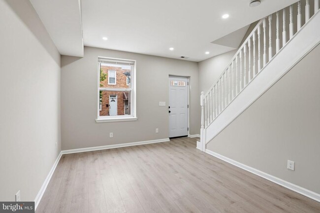 Photo - 2710 Mura St