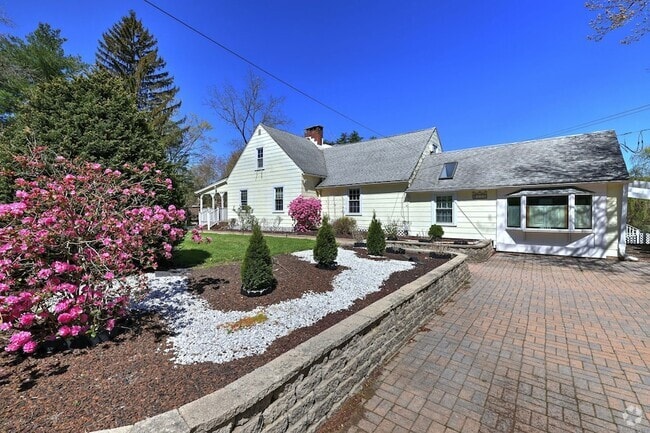 Building Photo - 115 W Avon Rd Rental