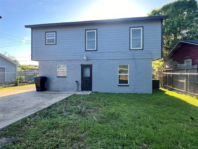 Photo - 5604 Chapman St