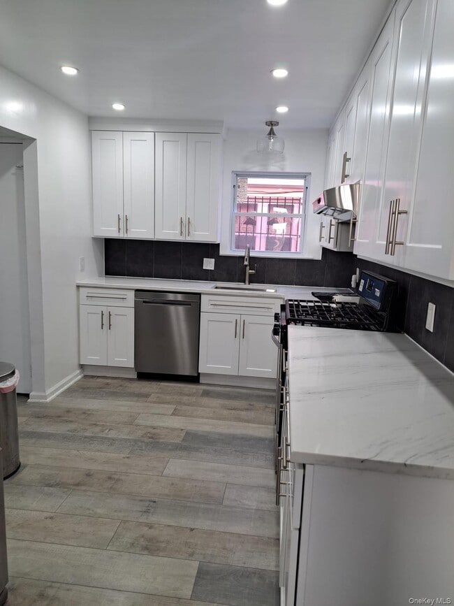 Photo - 115-30 Inwood St