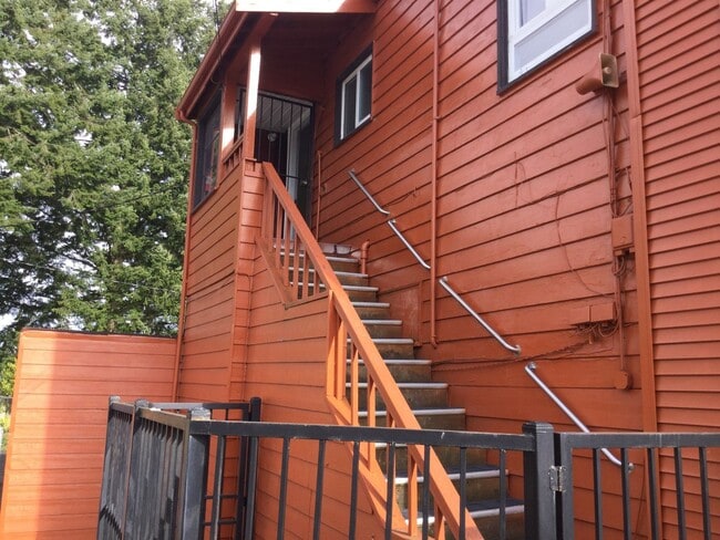 Photo - Freshly Updated 3-Bedroom Everett Apartment with Private Deck & Utilities Included Unit A