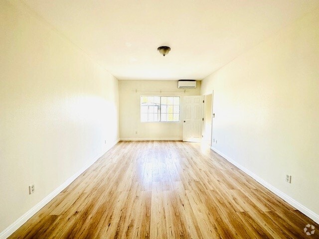 Building Photo - 1139 E Elma St Rental