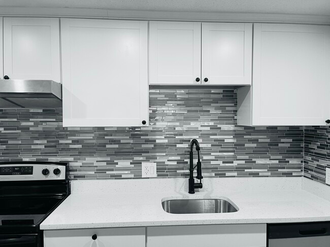 Building Photo - 4 Hallmark Gdns Unit 7