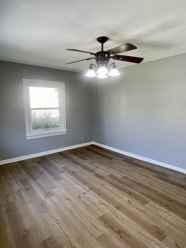 Photo - 708 W Henderson Dr