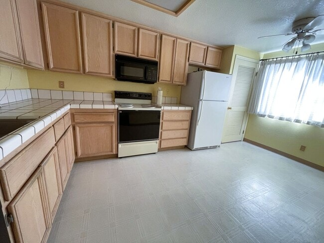 Photo - Spacious tri-level townhome in the heart of Hayward