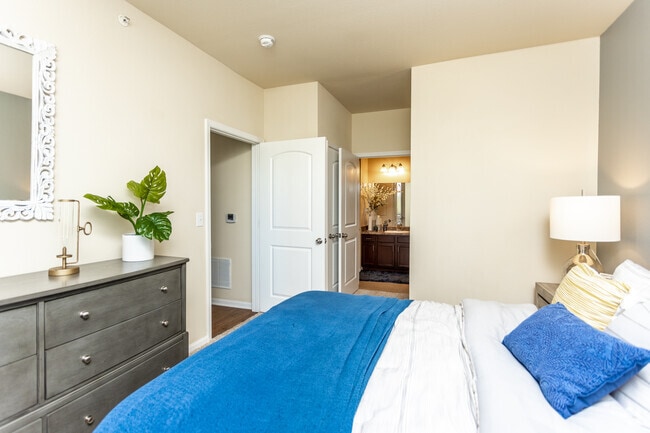1BR, 1BA - Grand Terrace/841 SF
