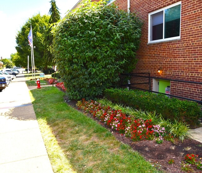 Hillwood Manor Apartments