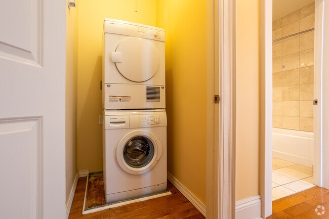 2BR, 2BA - 1095SF - In-Unit Laundry