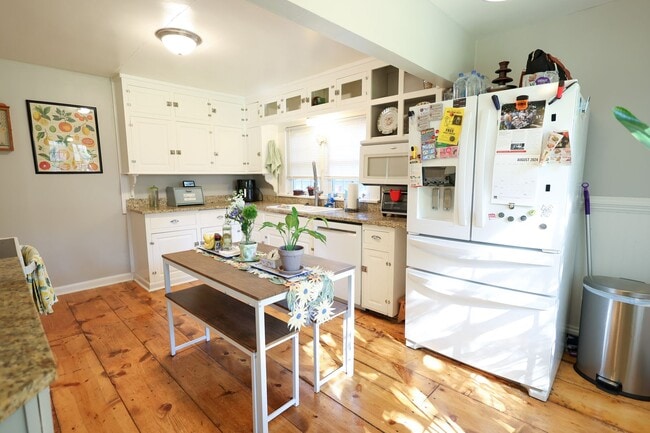 Photo - Beautifully Updated 4 bed house w/ fully f...