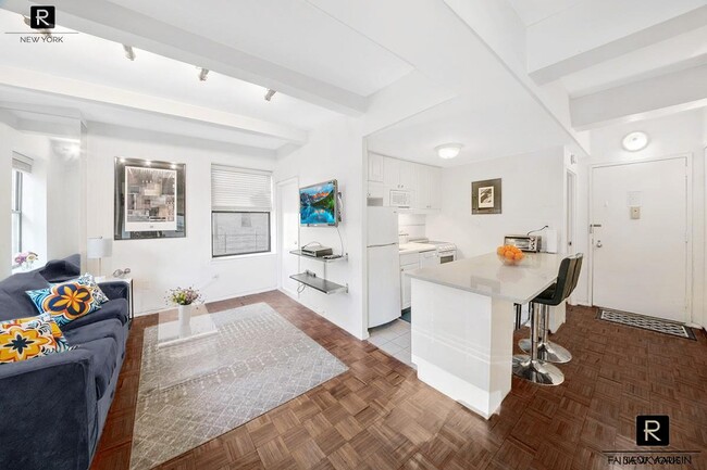 Building Photo - 150 W 51st St Unit 1411