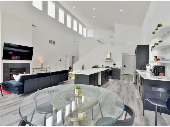 Photo - 1021 Gardner St E