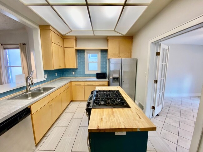 Photo - Awesome 4BD/3BA in prime Uptown! Remodeled w/ HGTV! Avail. May 1st!