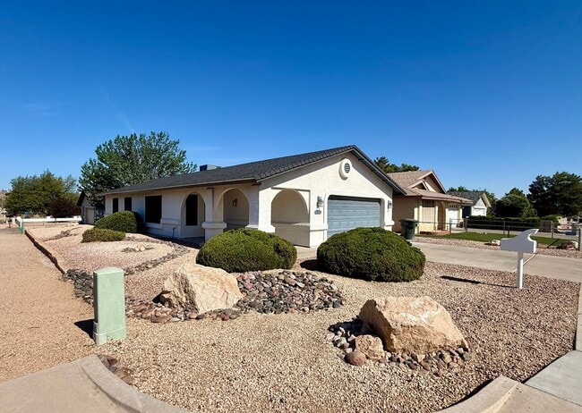 Building Photo - Updated 3 Bedroom, 2 Bathroom Home in Central Kingman – Across from the Mohave County Fairgrounds!